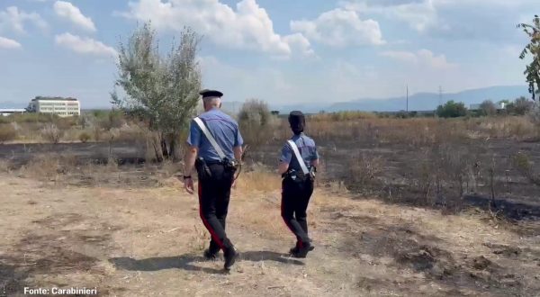 Due roghi in poche ore nella periferia romana, denunciato un piromane