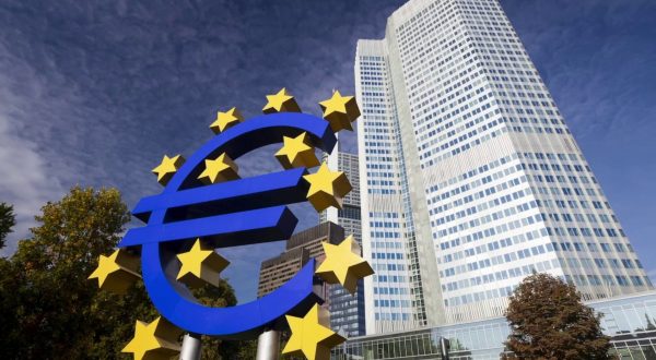 Bce, la crescita dell’eurozona rallenta