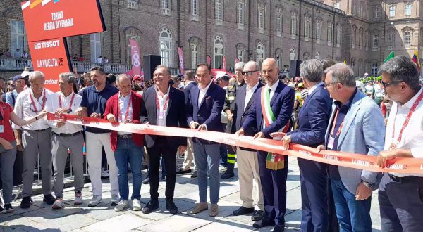 La Vuelta ha preso il via dalla Reggia di Venaria a Torino