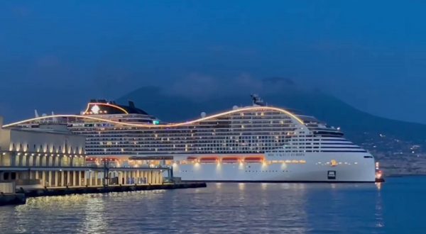 La nave MSC World Europa approda a Napoli dopo l’avaria