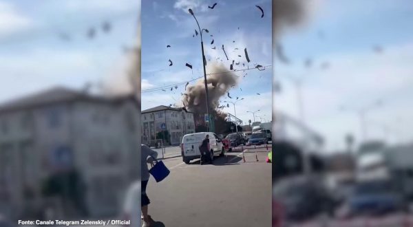 Ucraina: un drone russo colpisce un palazzo a Kharkiv, 4 feriti