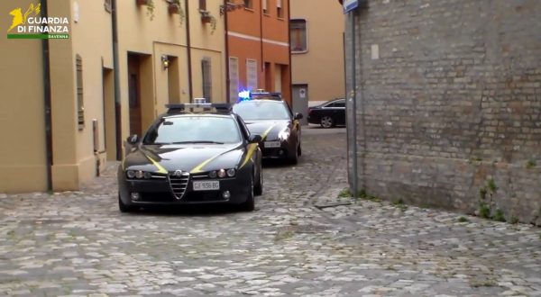 Scoperto un giro internazionale di fatture false, Gdf sequestra 40 mln