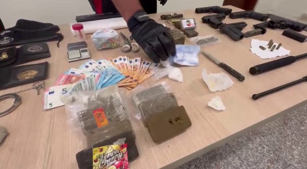 Droga, armi e falsi distintivi: arrestato un 23enne romano