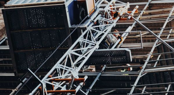 Quattro incidenti mortali sul lavoro in poche ore. Operai perdono la vita nel Catanese, a Torino, Monza e a Roma