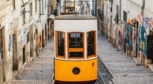 Deraglia la funicolare “Gloria” di Lisbona, almeno 15 morti