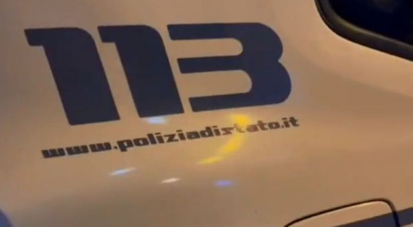 Napoli, marito la ferisce con un coltello ma lei reagisce e lo uccide