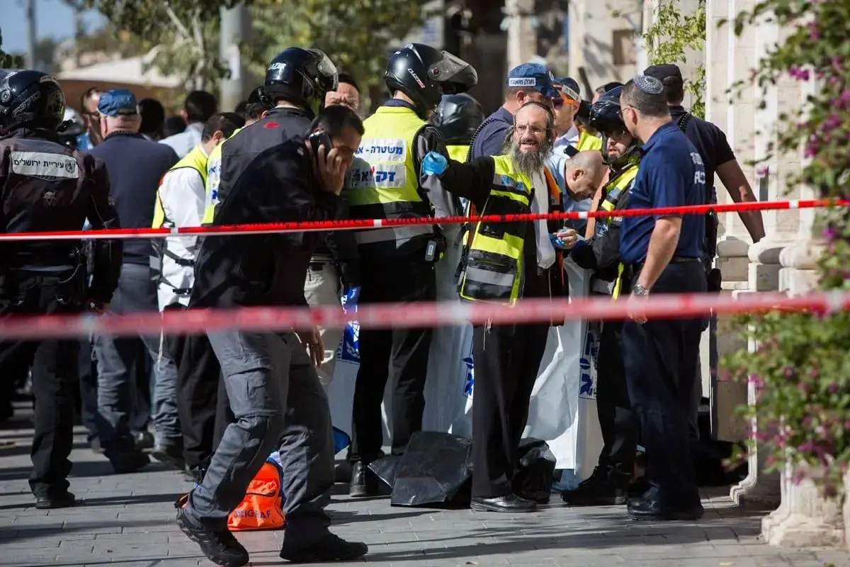 Attentato a Gerusalemme, 4 morti e almeno 15 feriti. Uccisi 2 terroristi