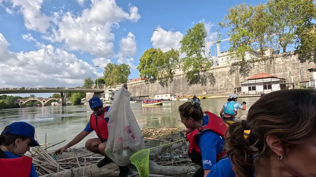 “Arca Blue Leaders”, rimossi 100 kg di rifiuti galleggianti sul Tevere
