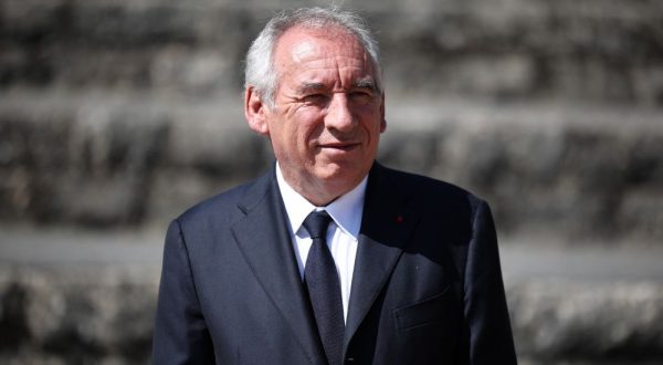 Francia, dimissioni Bayrou in mezzo al totonomi per la successione
