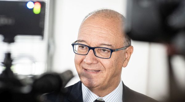 Valditara “Con il divieto del cellulare a scuola tuteliamo la salute dei giovani”