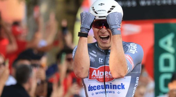 Terza volata vincente di Philipsen alla Vuelta 2025