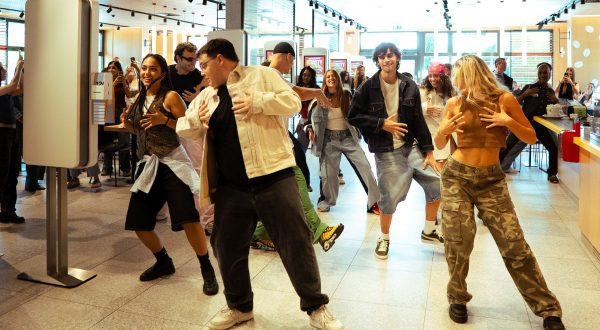 McDonald’s, la “Salvaeuro Wallet Dance” contagia i ristoranti d’Italia