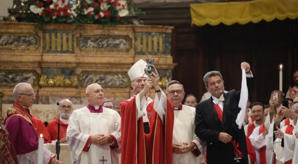 A Napoli si ripete il miracolo di San Gennaro, il sangue si è sciolto