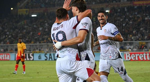 Cagliari corsaro a Lecce, Belotti torna al gol con una doppietta