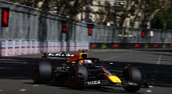 Pole di Verstappen davanti a Sainz al Gp di Azerbaijan