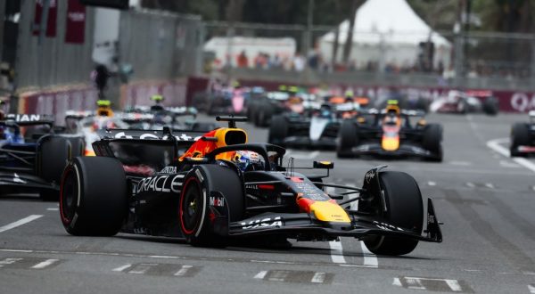 Verstappen trionfa in Azerbaijan, out il leader Piastri