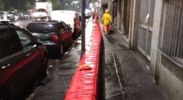 Maltempo a Milano, posizionate barriere mobili nel quartiere Pontelambro