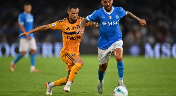 Il Napoli fatica ma batte il Pisa e resta solo in testa