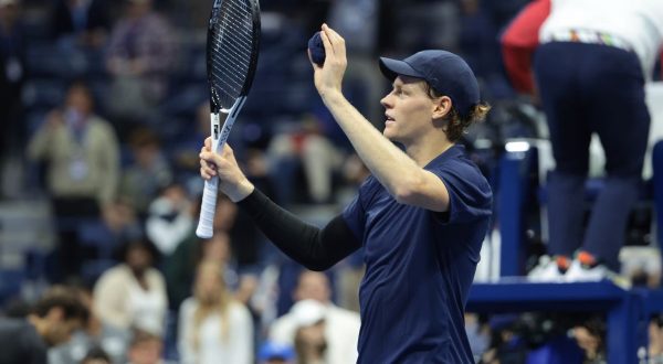 Debutto agevole per Sinner a Pechino, steso in 2 set Cilic