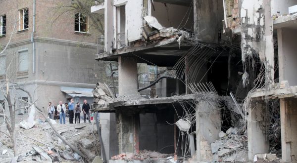 Ucraina, attacco russo nella notte, almeno quattro morti. Allarme in Polonia