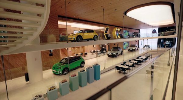 Renault rinnova il flagship store sugli Champs Élysées