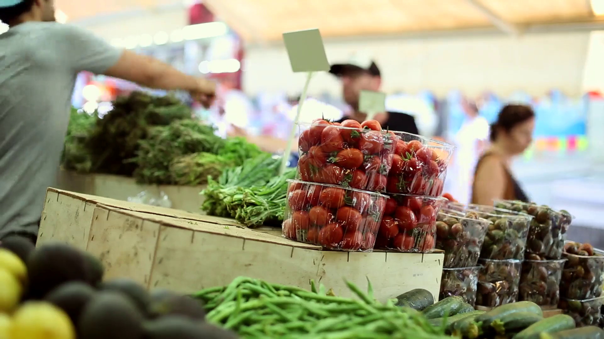 Gli italiani spendono meno per il cibo, agricoltura in crisi