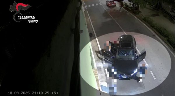 Nel torinese 4 uomini tendono un agguato ad un 63enne e gli sparano