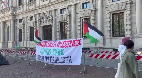 A Milano prosegue il presidio pro-Gaza in Piazza della Scala