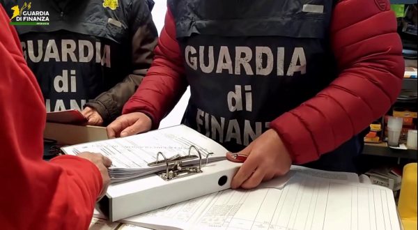 Perugia, scoperti 100 lavoratori irregolari e violazione 40% scontrini