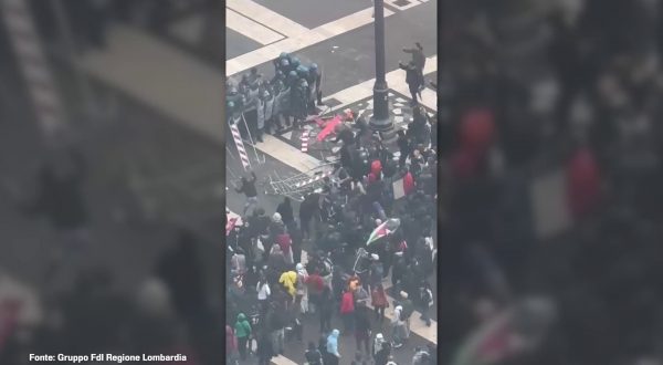 Milano, corteo pro Pal. Le immagini dall’alto della guerriglia urbana