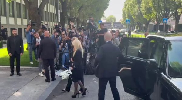 Armani, Donatella Versace porta dei fiori bianchi nella camera ardente