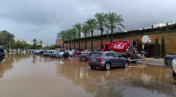 Maltempo, un nubifragio trasforma le strade di Ibiza in fiumi di fango