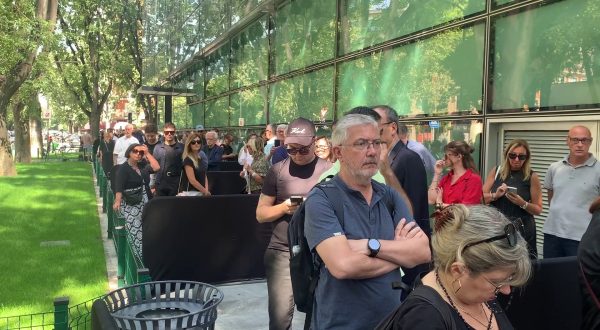 Folla in fila a Milano per Giorgio Armani “Lascia tanto amore”