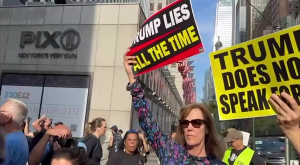 New York, manifestanti anti-Trump fuori dal Palazzo di Vetro