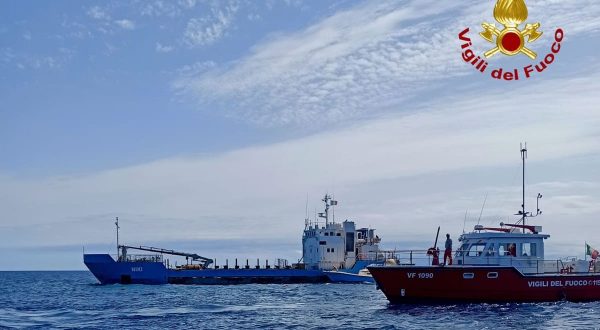 Peschereccio contro gli scogli nel Palermitano, illeso l’equipaggio