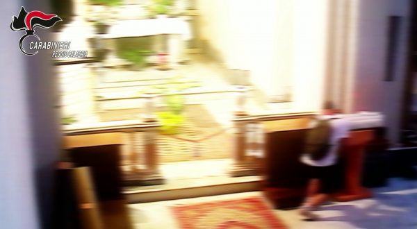 Ruba nelle chiese della Piana di Gioia Tauro, denunciato