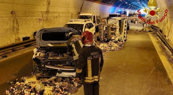 Scontro in una galleria del Palermitano: otto persone ferite, una è grave