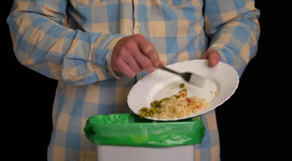 Spreco alimentare, l’Ue fissa obiettivi vincolanti entro il 2030