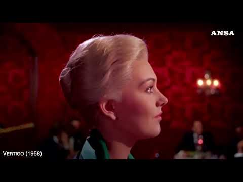 Venezia, Leone alla carriera a Kim Novak: per lei laudatio di Del Toro #ansa #news