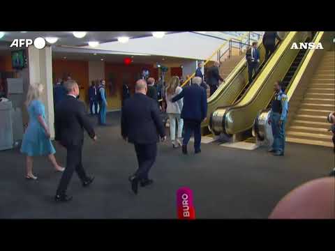 Trump arriva all’Onu, ma la scala mobile si blocca e prosegue a piedi #ansa #news