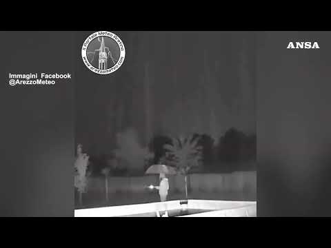 Esce in giardino per cercare il gatto e un fulmine cade a pochi metri #ansa #news