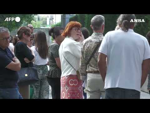 Armani Teatro,il saluto della gente dopo la morte dello stilista italiano #ansa #news #armani #moda