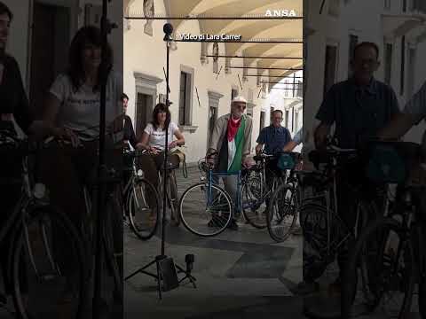 Udine, ciclisti musicisti in concerto con i campanelli #ansa #news