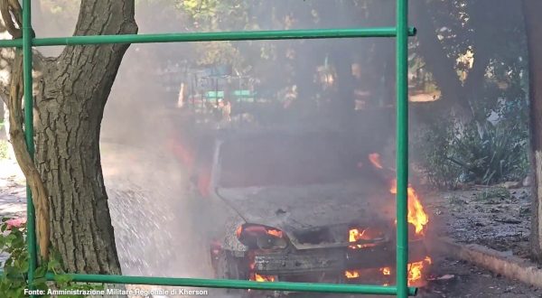 Massiccio attacco aereo russo su Kherson, un morto e diversi feriti