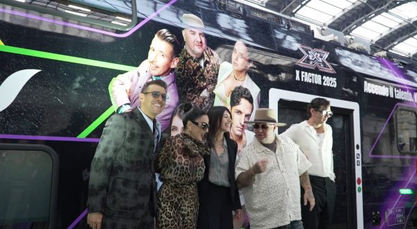 Un treno Regionale con livrea dedicata a X Factor