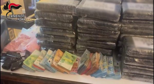 In casa con 67 chili di droga e due pistole, arrestato 35enne a Roma