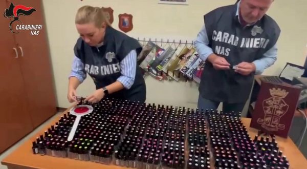 A Napoli i Nas sequestrano prodotti cosmetici tossici e cancerogeni