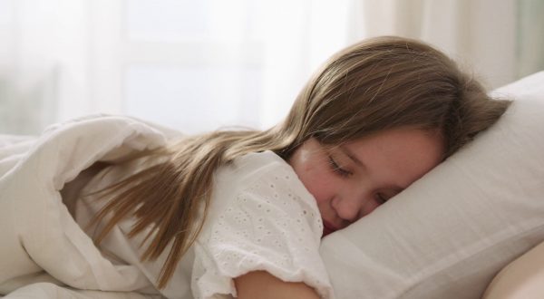 Disturbi nel sonno nei bambini, i consigli per guidarli nel riposo