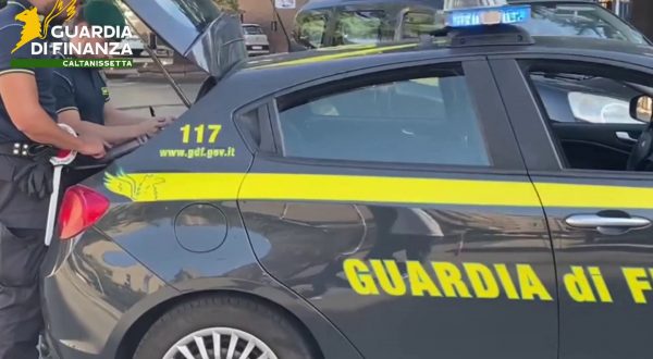 Droga nascosta nelle buste delle patatine, due arresti nel Nisseno