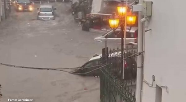 Violento nubifragio a Ischia, l’acqua trascina le auto dei Carabinieri